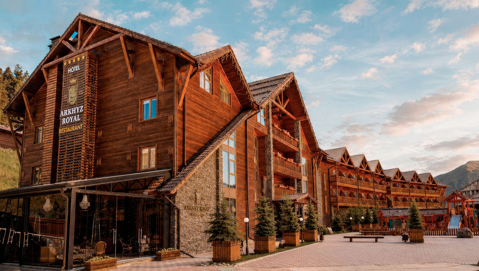 Royal Resort: здание и окружающий пейзаж